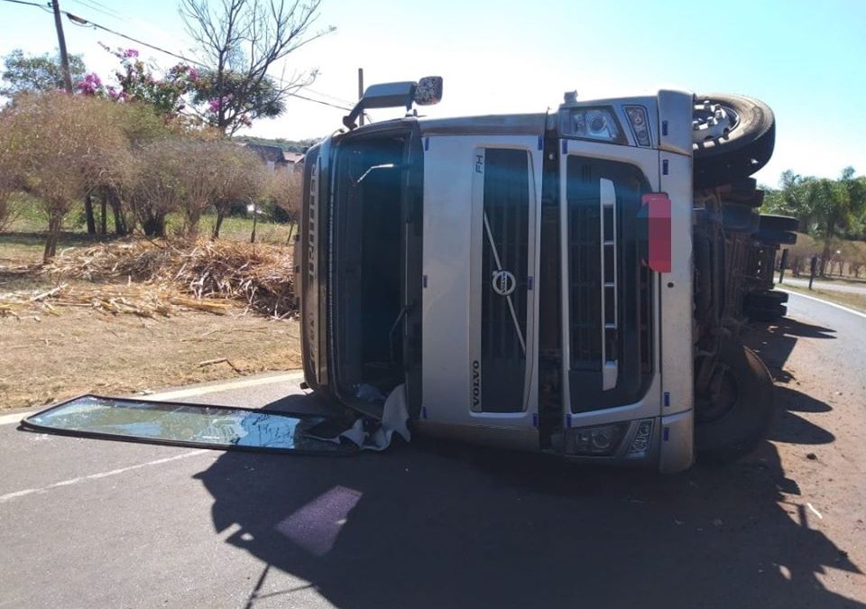 Caminhão Canavieiro tomba na Rotatória da Rodovia Zequinha de Abreu em Santa Rita do Passa Quatro