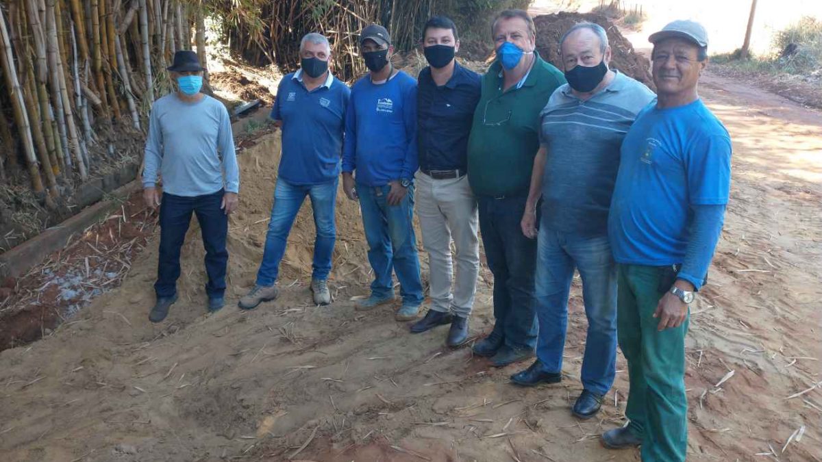 Prefeito, vice-prefeito e vereadores vistoriam obra em estrada rural na região da ‘Serrinha’