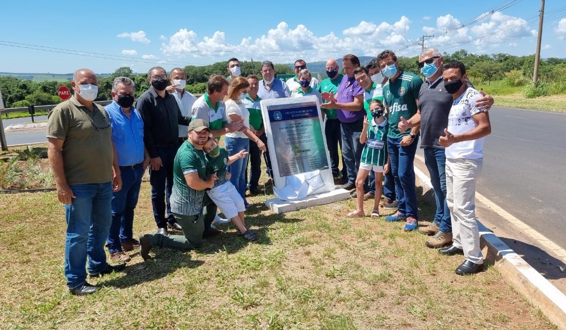 Parceria com empresa privada e grupo de amigos garante revitalização de rotatória na Via de Acesso Juvenal Pozzi