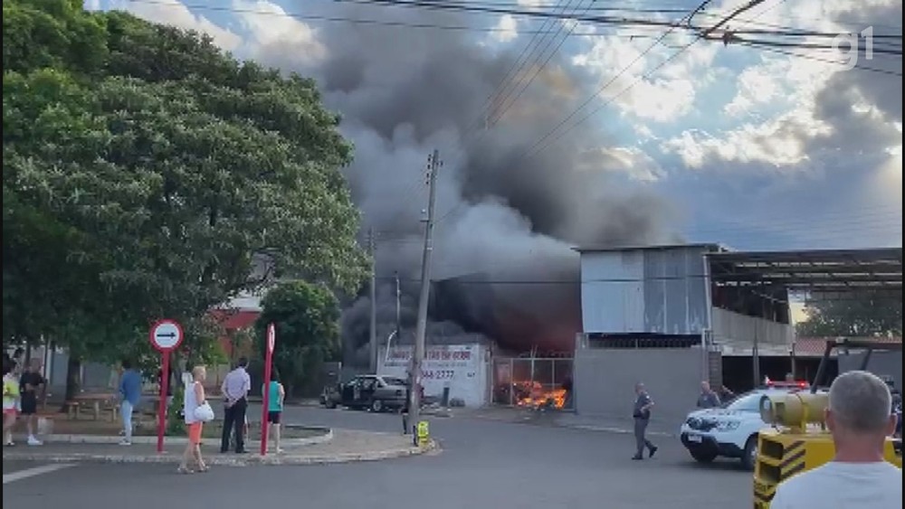 REGIÃO: Incêndio destrói recicláveis de depósito em São Carlos
