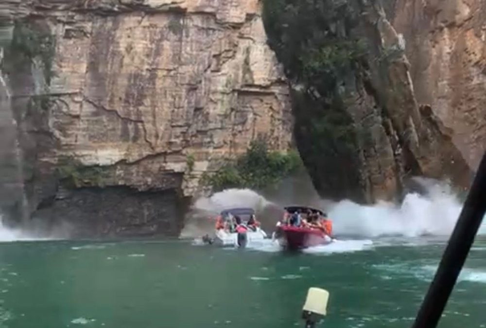 Deslizamento de pedras atinge embarcações com turistas em Capitólio, MG