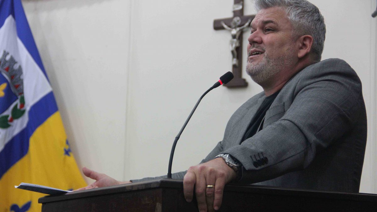 Pastor Adilson requer R$ 200 reais mensais no auxílio alimentação dos servidores municipais