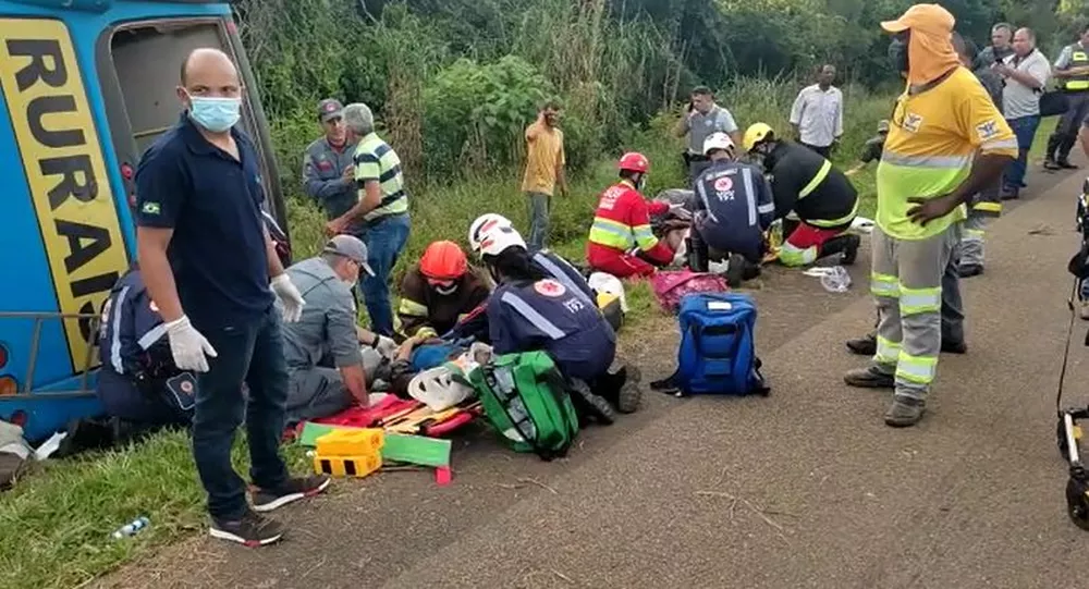 Acidente com ônibus rural deixa 2 trabalhadoras mortas e 19 feridos em rodovia de Mogi Guaçu