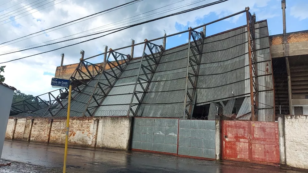 REGIÃO: Chuva derruba telhado de arquibancada de campo de futebol em Santa Rita do Passa Quatro
