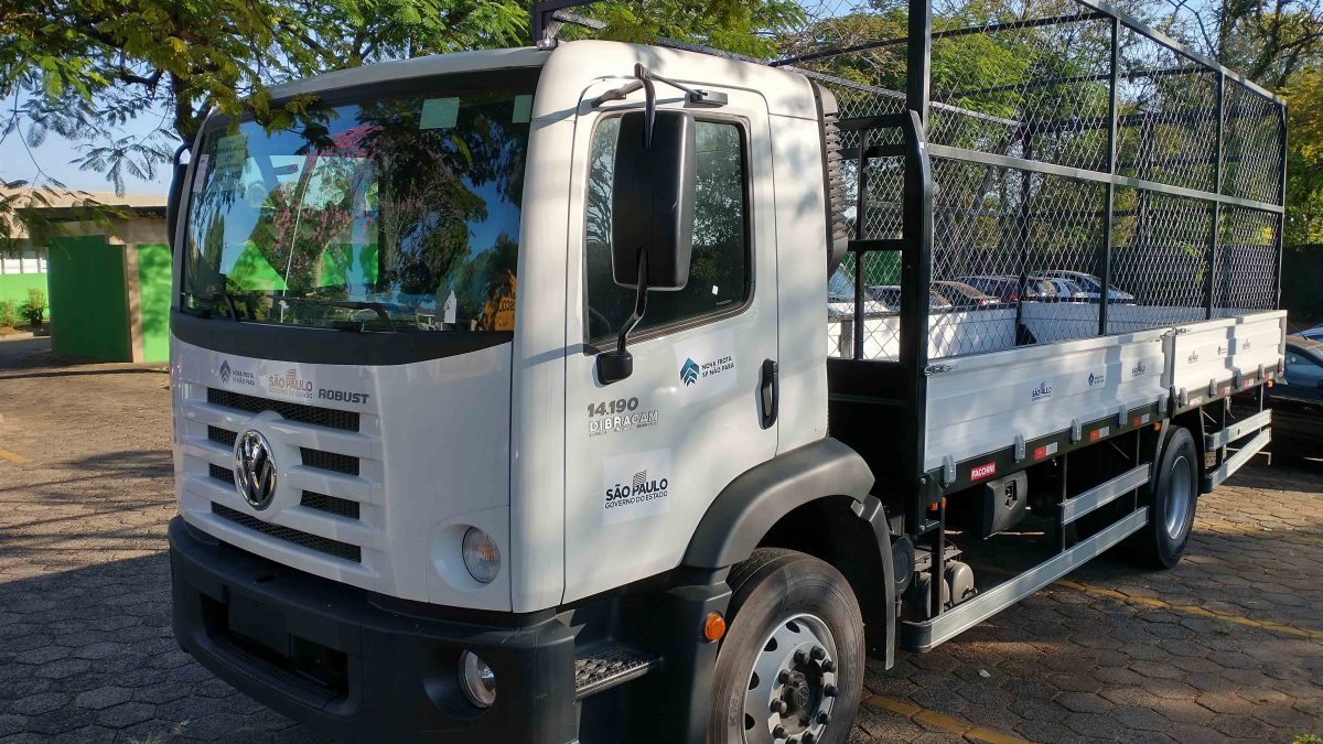 Governador autoriza a entrega de novo caminhão para coleta seletiva e de mais um ônibus escolar para Descalvado