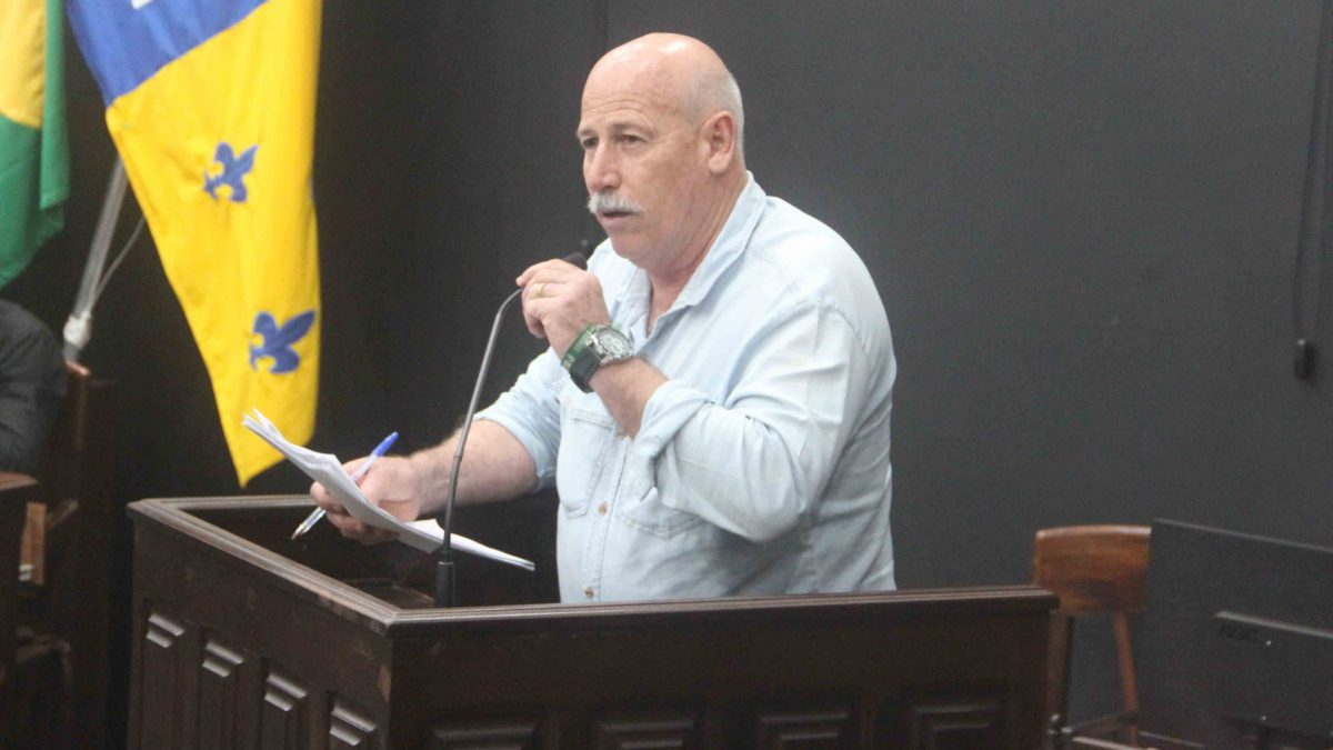 Ismael Franceschini questiona despesas de viagens do Prefeito Municipal