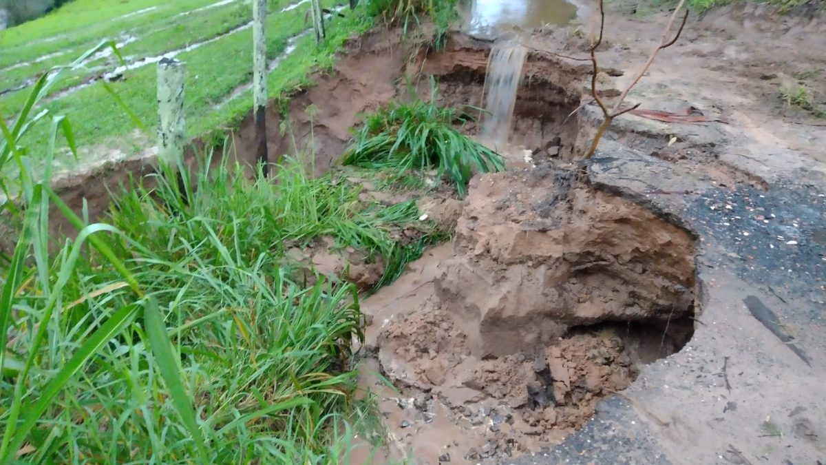 ESTRAGAGOS CAUSADOS PELAS CHUVAS: Prefeito decreta Situação de Emergência em razão das fortes chuvas