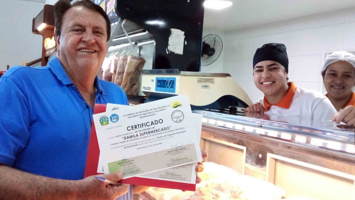 Prefeitura e Agricultura entregam Certificação SIM a mais dois supermercados