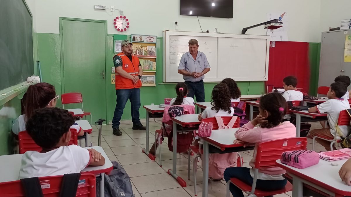 Alunos da escola “Profa. Dirce” recebem palestra sobre água e esgoto e Defesa Civil