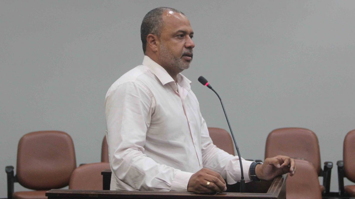 Vaguinho pede início das obras da Areninha do Tamanduá